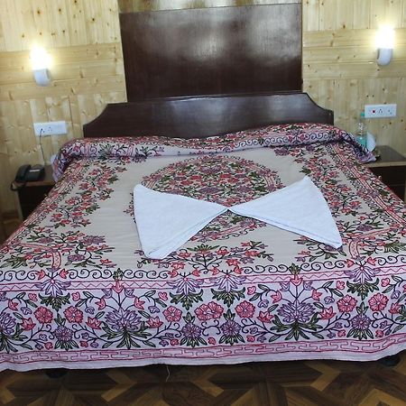 Fluorescence Hotel And Restaurant Gulmarg Bagian luar foto